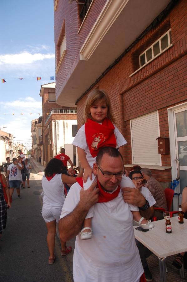 Los habitantes de la localidad empiezan las celebraciones con el lanzamiento del cohete