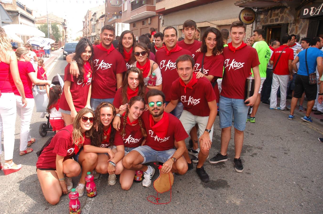 Los habitantes de la localidad empiezan las celebraciones con el lanzamiento del cohete