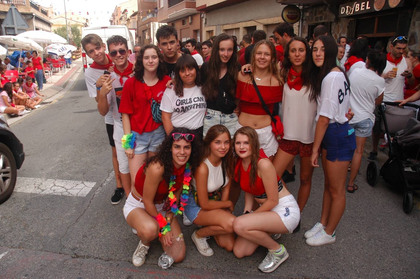 Los habitantes de la localidad empiezan las celebraciones con el lanzamiento del cohete