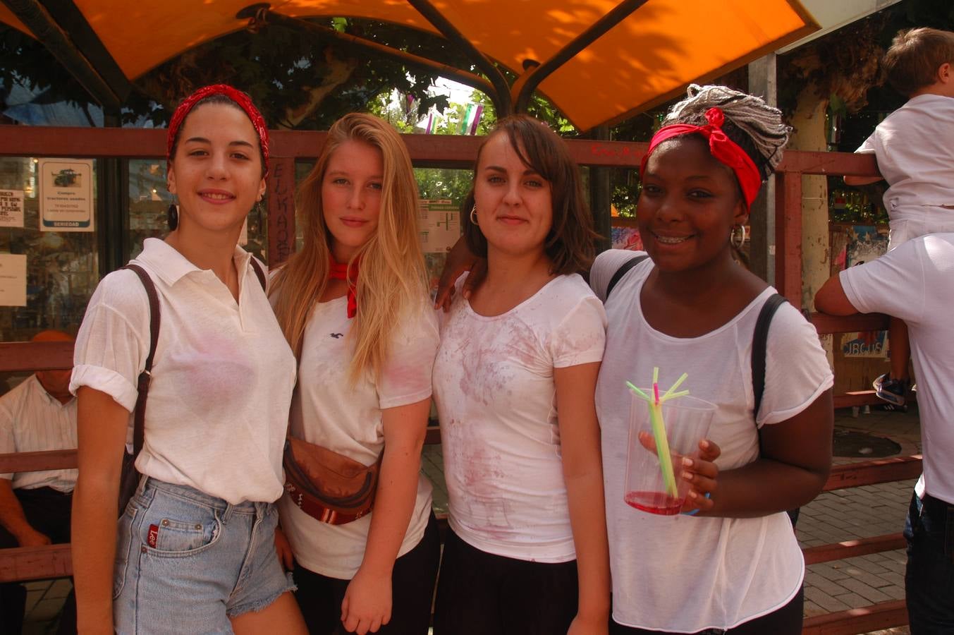 Los habitantes de la localidad empiezan las celebraciones con el lanzamiento del cohete