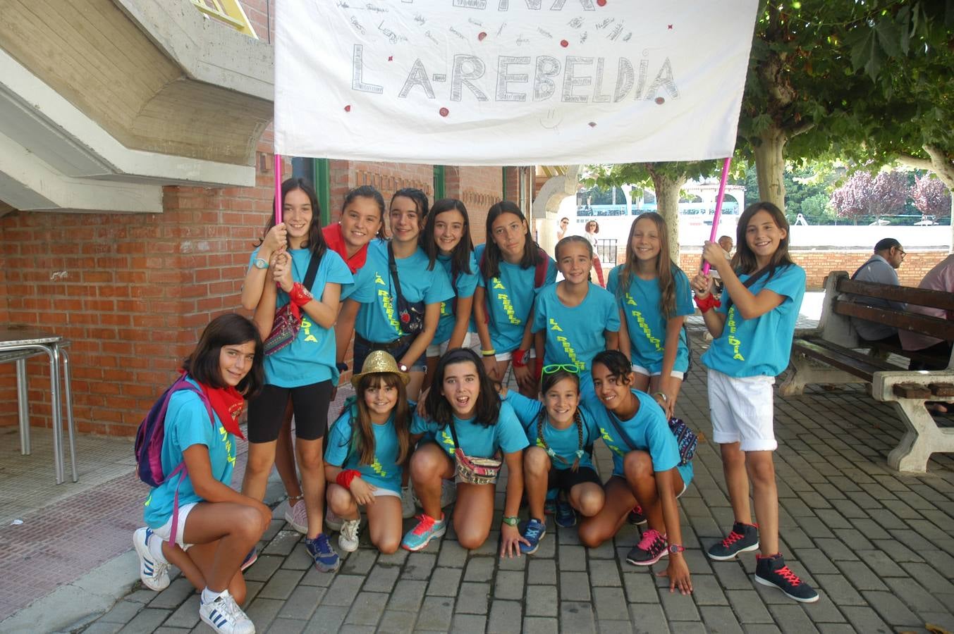 Los habitantes de la localidad empiezan las celebraciones con el lanzamiento del cohete