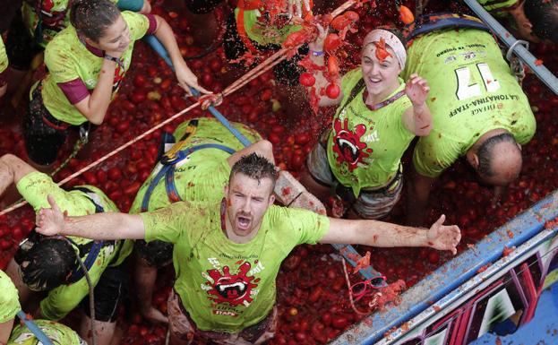 Participantes en la Tomatina. 