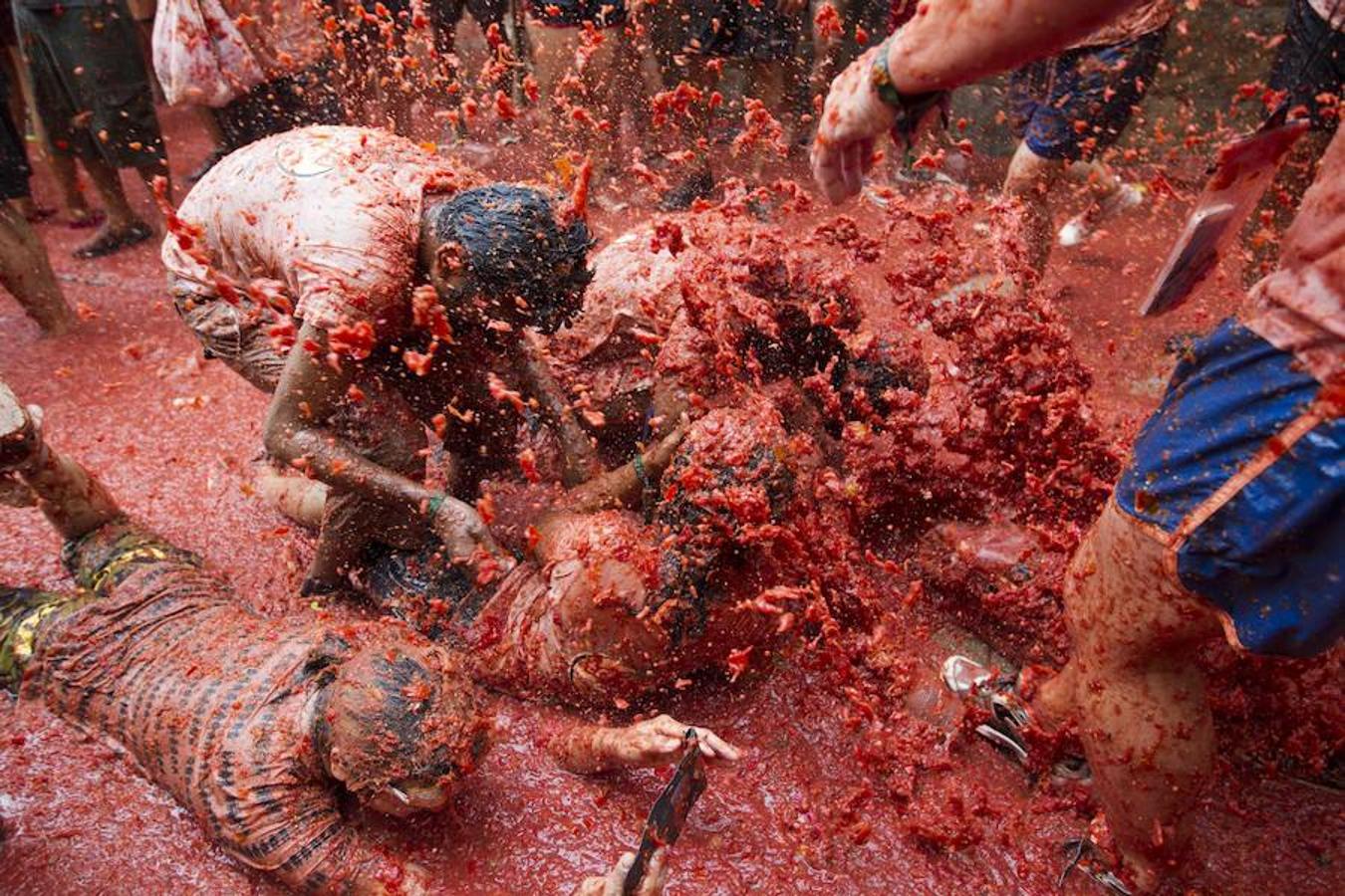 Turistas se arrojan al suelo en la Tomatina de Buñol.