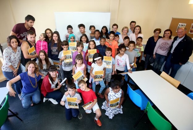 Los niños, con sus diplomas tras la visita de Gamarra ayer. :: j.marín