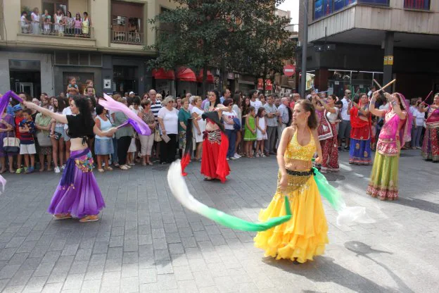 Bailarinas, en el desfile inaugural del Mercado del Kan del 2016. :: 