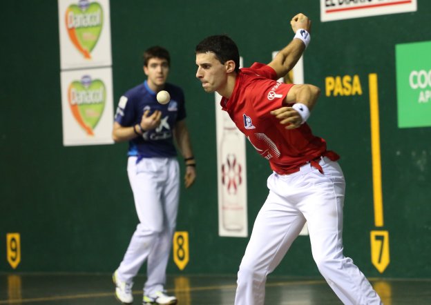 Altuna, listo para el saque en las semifinales de San Sebastián. ::