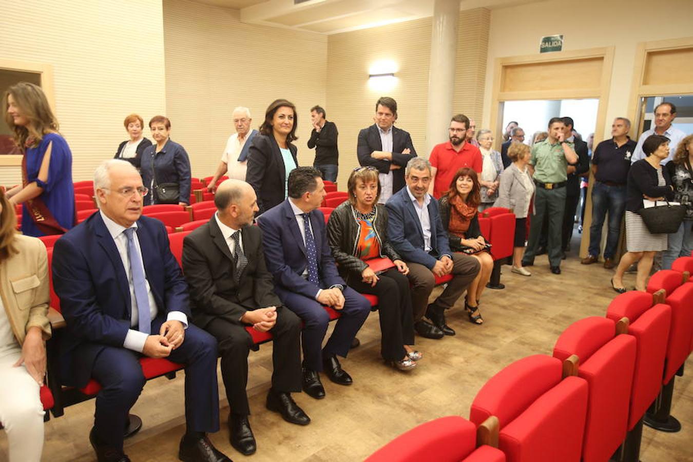 El presidente del Gobierno de La Rioja, José Ignacio Ceniceros ha participado esta maána en la inauguración del nuevo edificio que alberga el Ayuntamiento de Alberite ubicado en la Plaza José María Trevijano