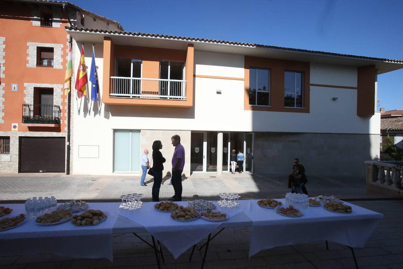 El presidente del Gobierno de La Rioja, José Ignacio Ceniceros ha participado esta maána en la inauguración del nuevo edificio que alberga el Ayuntamiento de Alberite ubicado en la Plaza José María Trevijano