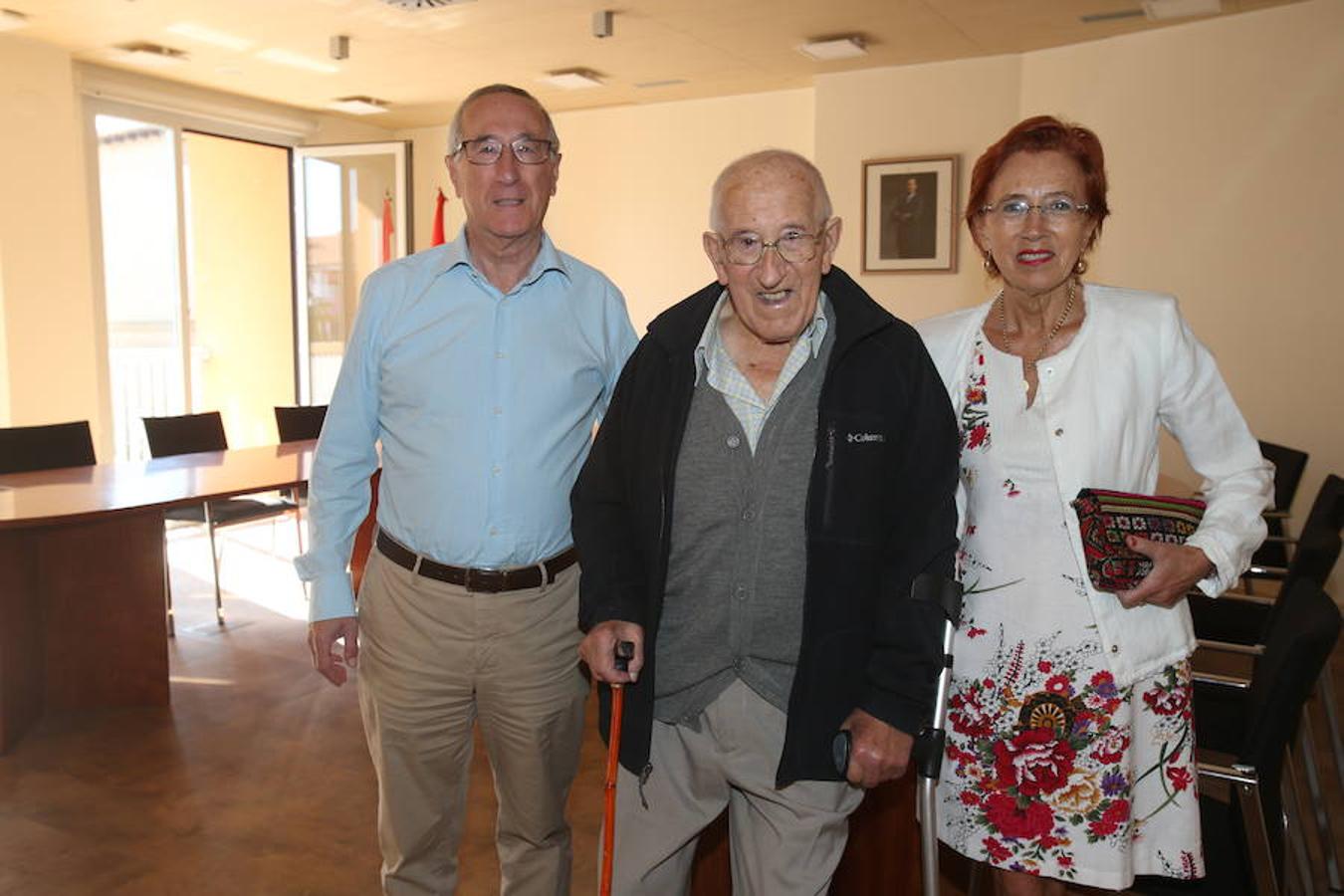 El presidente del Gobierno de La Rioja, José Ignacio Ceniceros ha participado esta maána en la inauguración del nuevo edificio que alberga el Ayuntamiento de Alberite ubicado en la Plaza José María Trevijano