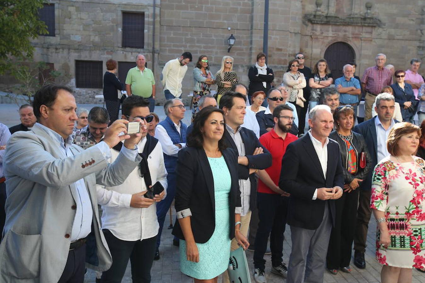 El presidente del Gobierno de La Rioja, José Ignacio Ceniceros ha participado esta maána en la inauguración del nuevo edificio que alberga el Ayuntamiento de Alberite ubicado en la Plaza José María Trevijano