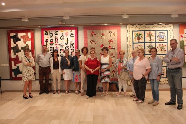 Alumnas y miembros de la Corporación, en la exposición. :: 