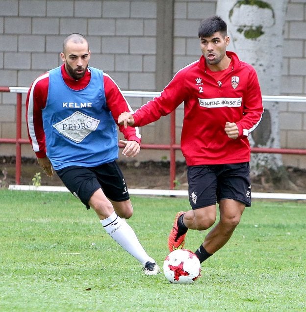 Miguel Santos avanza con el balón perseguido por Borja. :: 