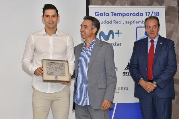 Ángel Fernández, con el galardón recibido ayer. :: fernando álvarez