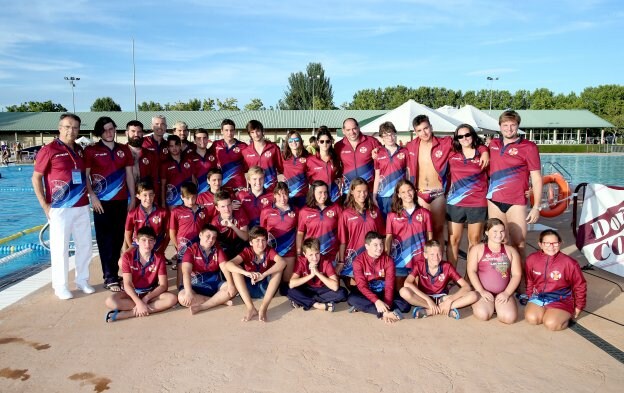 Participantes en el torneo de waterpolo, en las piscinas de Las Norias. :: juan marín