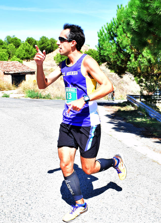 Santi Sierra y Marta Vargas fueron los primeros locales tras el atleta navarro Rubén Juániz y Rebeca Peña con motivo de la celebración de la III Legua de Navarrete (5.572 metros)