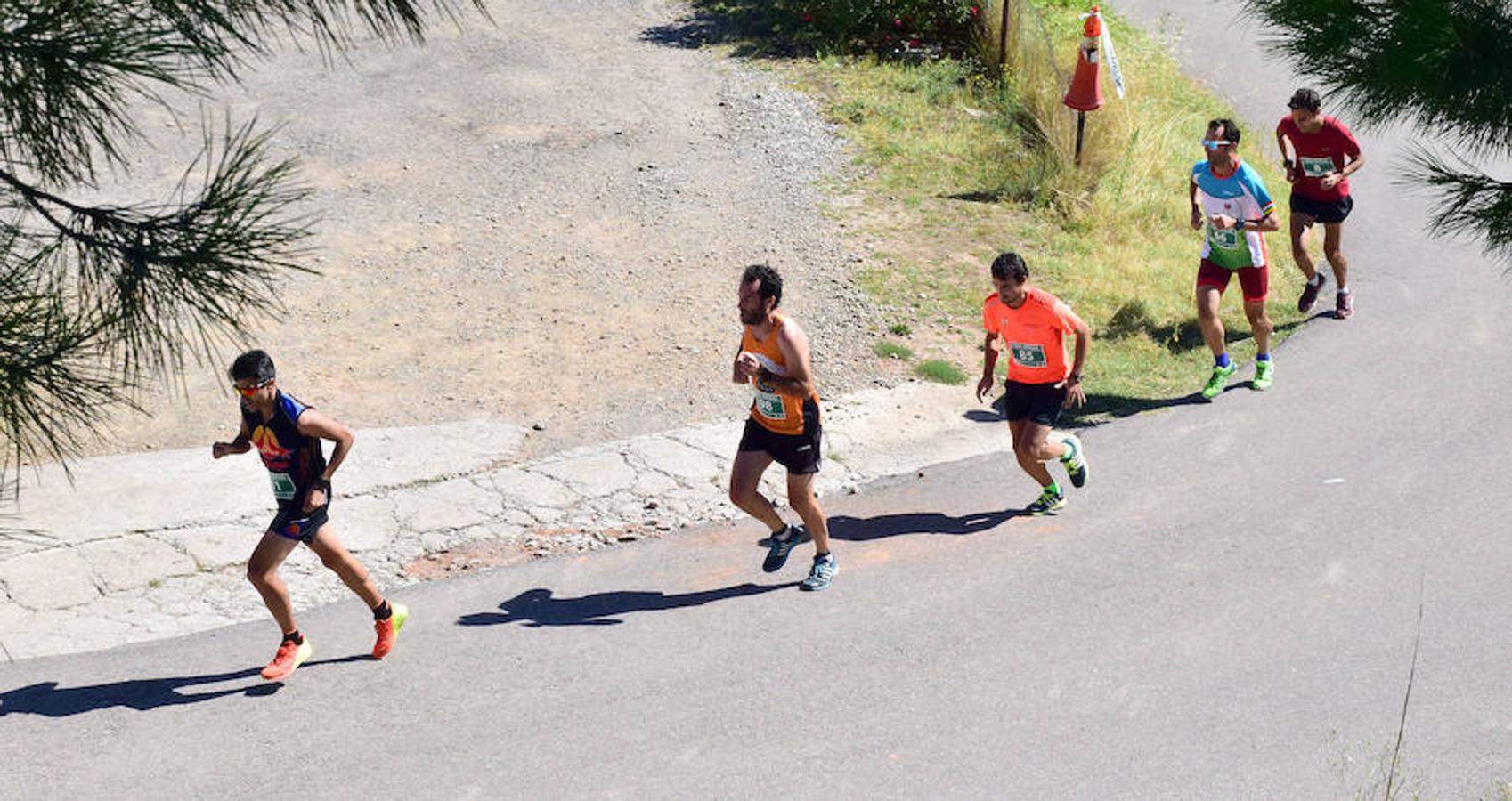 Santi Sierra y Marta Vargas fueron los primeros locales tras el atleta navarro Rubén Juániz y Rebeca Peña con motivo de la celebración de la III Legua de Navarrete (5.572 metros)