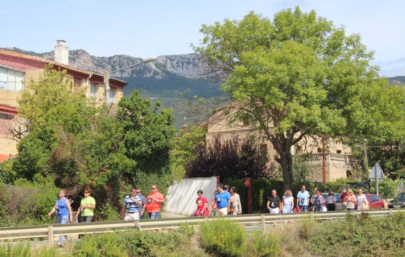 Arte y vino para promocionar Ábalos. La piedra caliza de la localidad vivió una jornada festiva con motivo de la celebración de la vigésima edición de 'Puertas abiertas'.