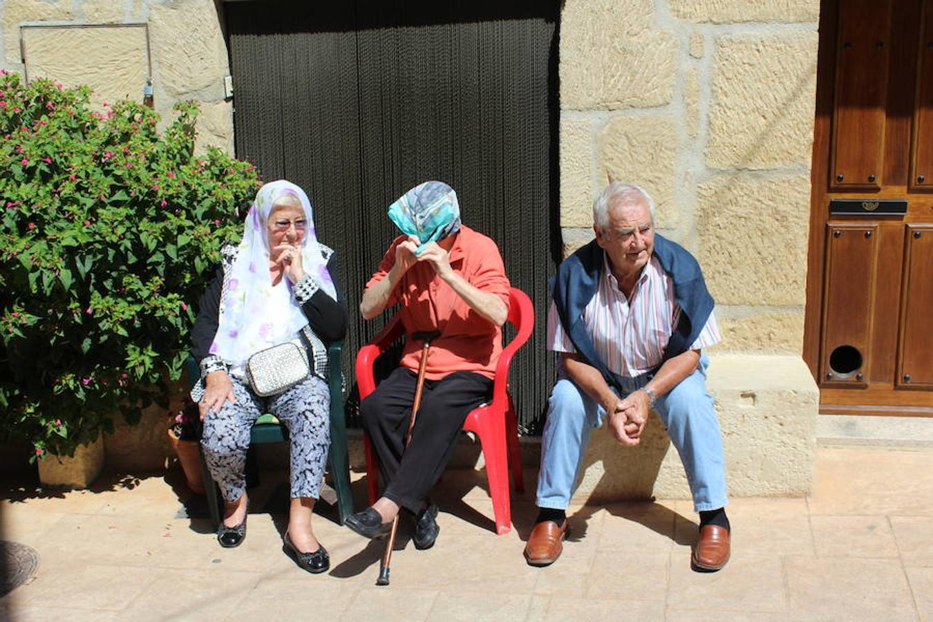 Arte y vino para promocionar Ábalos. La piedra caliza de la localidad vivió una jornada festiva con motivo de la celebración de la vigésima edición de 'Puertas abiertas'.