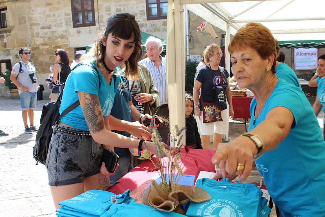 Arte y vino para promocionar Ábalos. La piedra caliza de la localidad vivió una jornada festiva con motivo de la celebración de la vigésima edición de 'Puertas abiertas'.