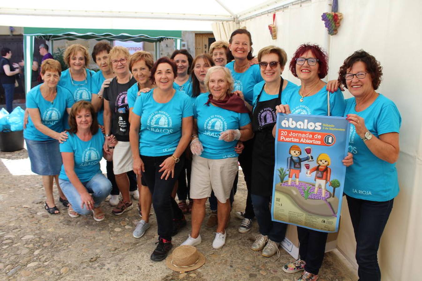 Arte y vino para promocionar Ábalos. La piedra caliza de la localidad vivió una jornada festiva con motivo de la celebración de la vigésima edición de 'Puertas abiertas'.