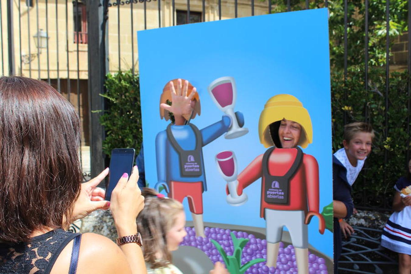 Arte y vino para promocionar Ábalos. La piedra caliza de la localidad vivió una jornada festiva con motivo de la celebración de la vigésima edición de 'Puertas abiertas'.