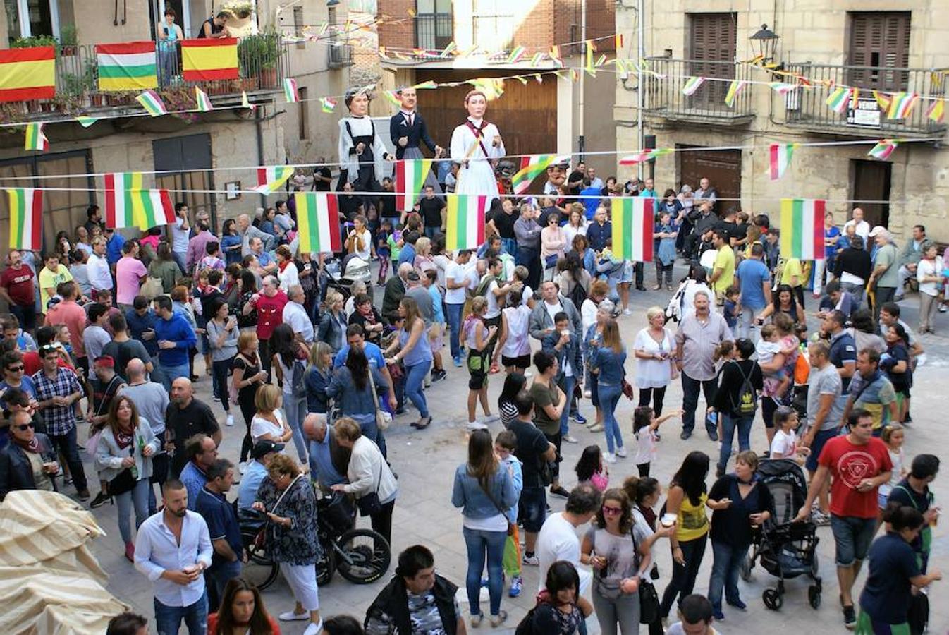 Cenicero ya lleva un día completo entregado a sus fiestas patronales. Las ganas de fiesta y el masivo cohete fueron una señal inequívoca de las ganas de diversión.