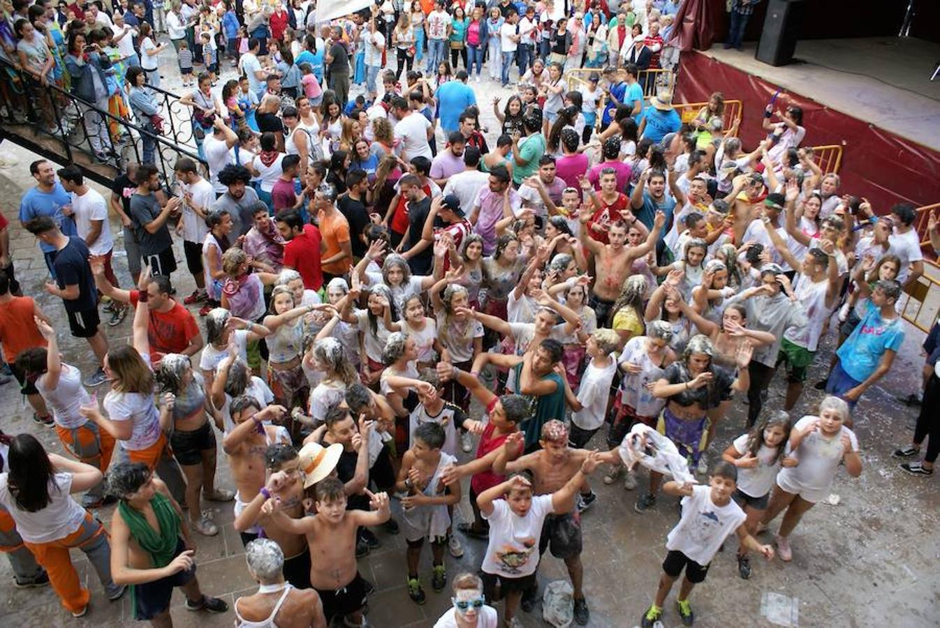 Cenicero ya lleva un día completo entregado a sus fiestas patronales. Las ganas de fiesta y el masivo cohete fueron una señal inequívoca de las ganas de diversión.