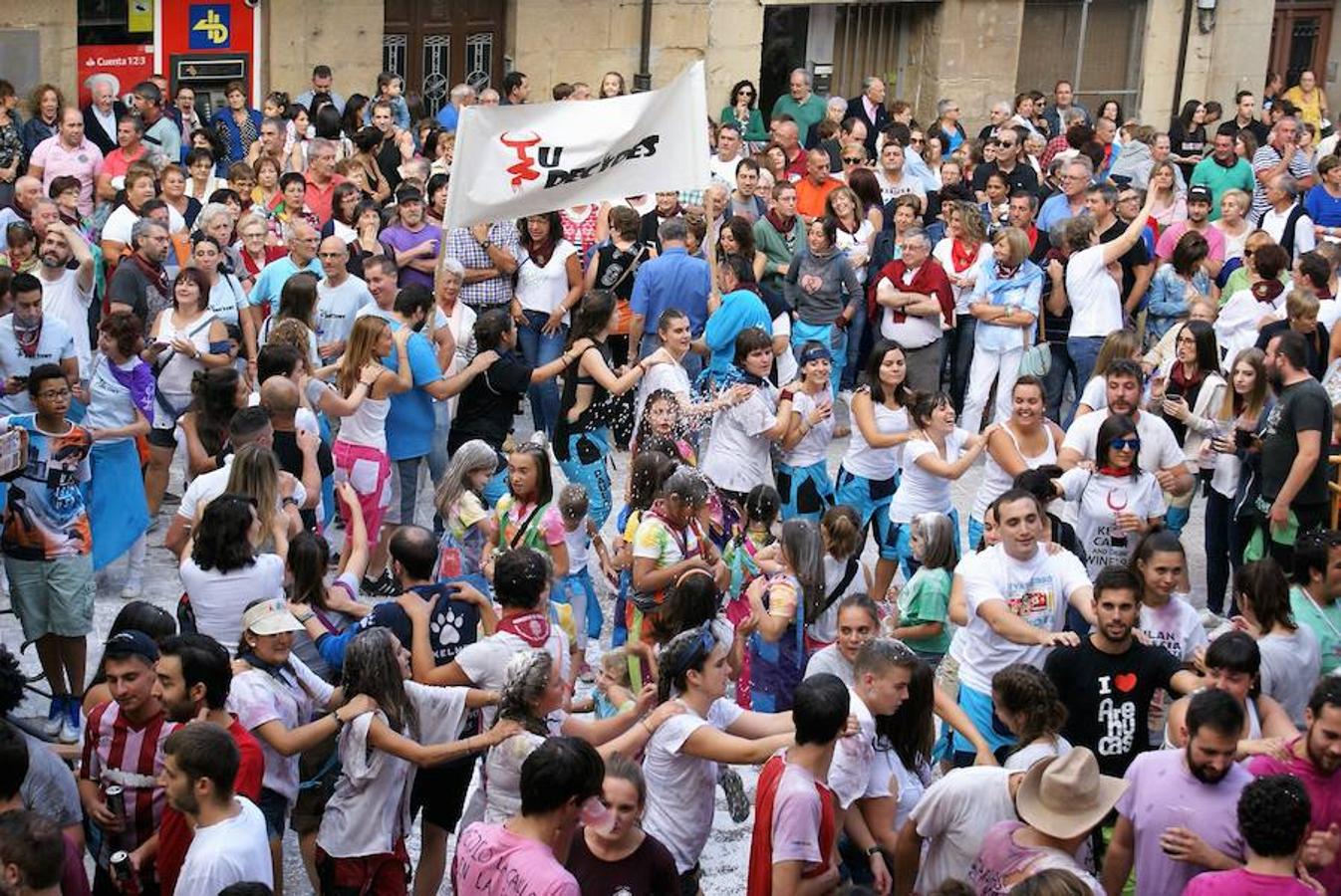 Cenicero ya lleva un día completo entregado a sus fiestas patronales. Las ganas de fiesta y el masivo cohete fueron una señal inequívoca de las ganas de diversión.