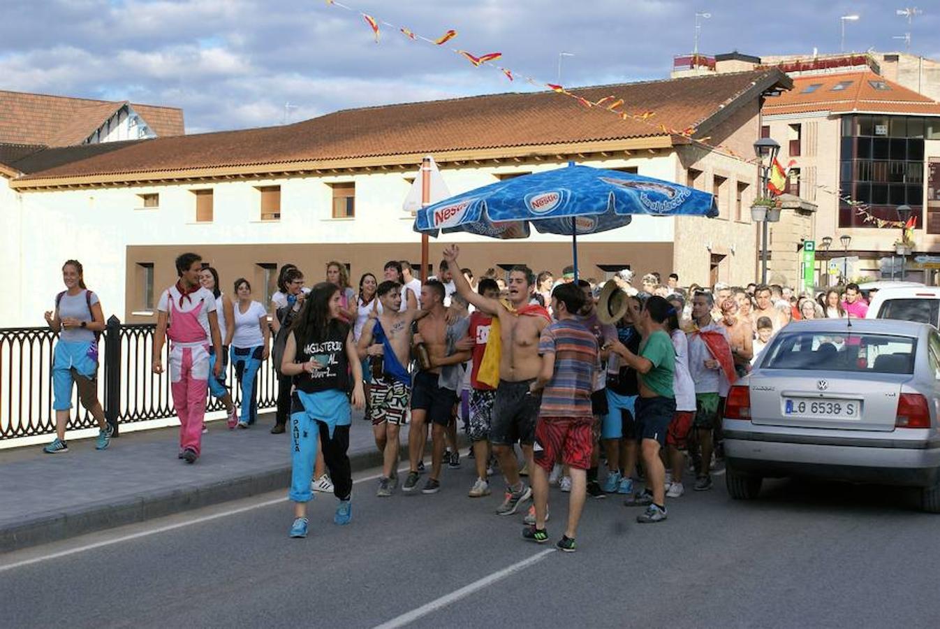 Cenicero ya lleva un día completo entregado a sus fiestas patronales. Las ganas de fiesta y el masivo cohete fueron una señal inequívoca de las ganas de diversión.