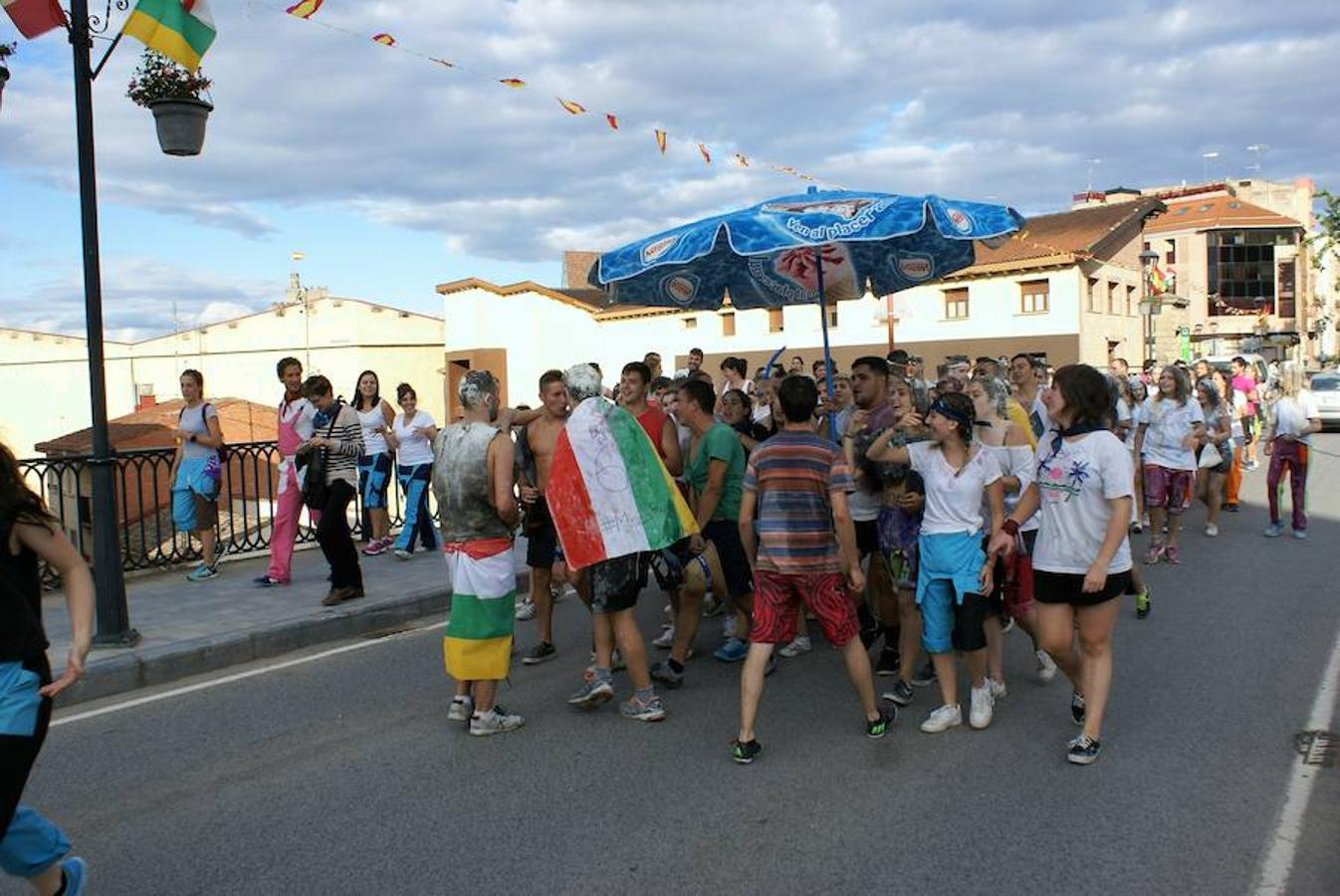 Cenicero ya lleva un día completo entregado a sus fiestas patronales. Las ganas de fiesta y el masivo cohete fueron una señal inequívoca de las ganas de diversión.