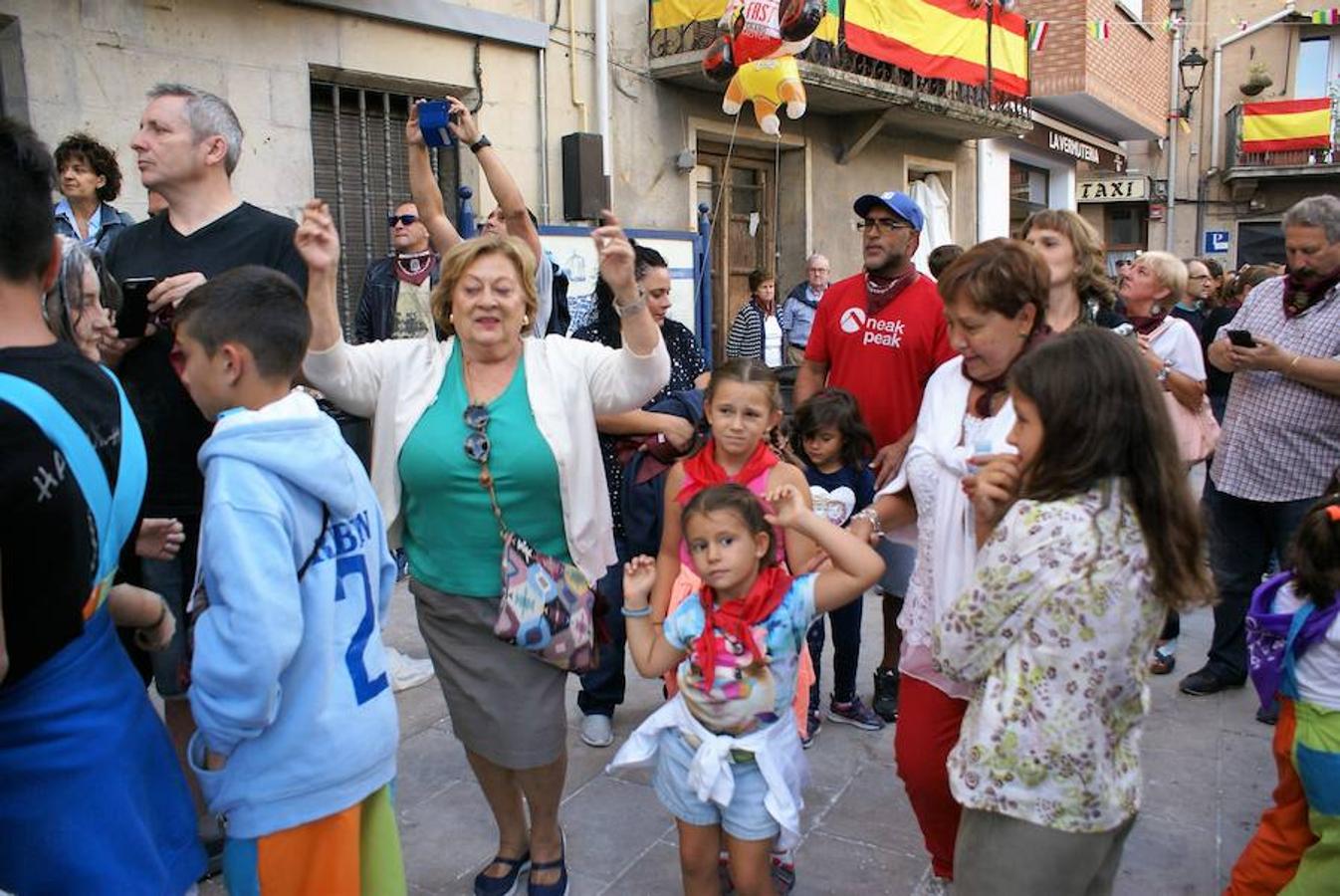 Cenicero ya lleva un día completo entregado a sus fiestas patronales. Las ganas de fiesta y el masivo cohete fueron una señal inequívoca de las ganas de diversión.