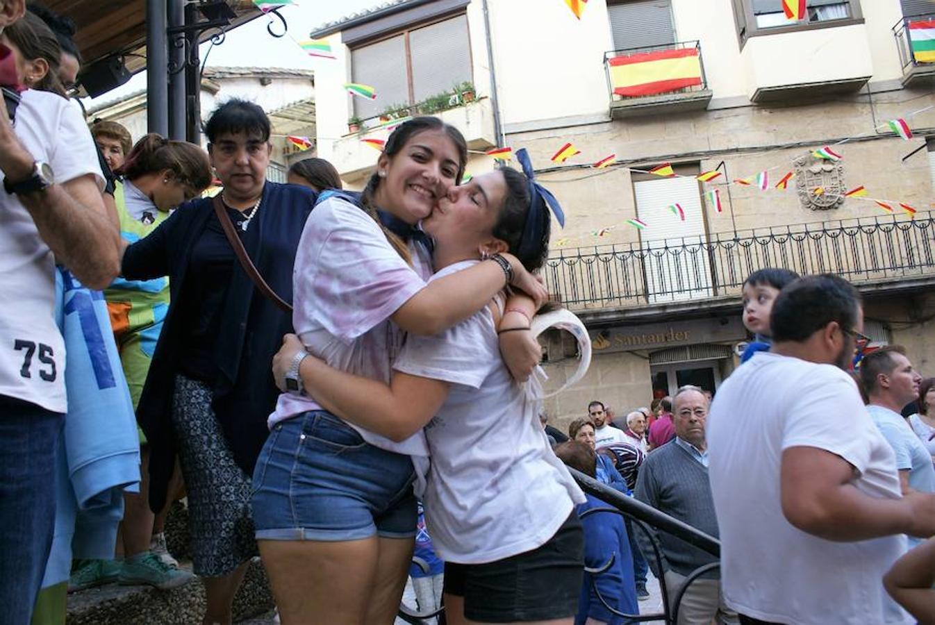 Cenicero ya lleva un día completo entregado a sus fiestas patronales. Las ganas de fiesta y el masivo cohete fueron una señal inequívoca de las ganas de diversión.