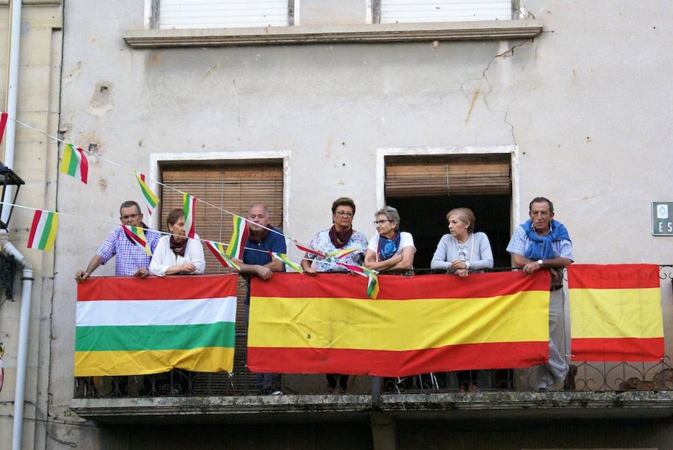 Cenicero ya lleva un día completo entregado a sus fiestas patronales. Las ganas de fiesta y el masivo cohete fueron una señal inequívoca de las ganas de diversión.