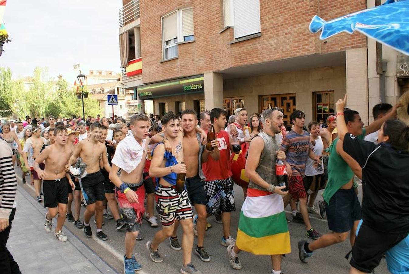 Cenicero ya lleva un día completo entregado a sus fiestas patronales. Las ganas de fiesta y el masivo cohete fueron una señal inequívoca de las ganas de diversión.