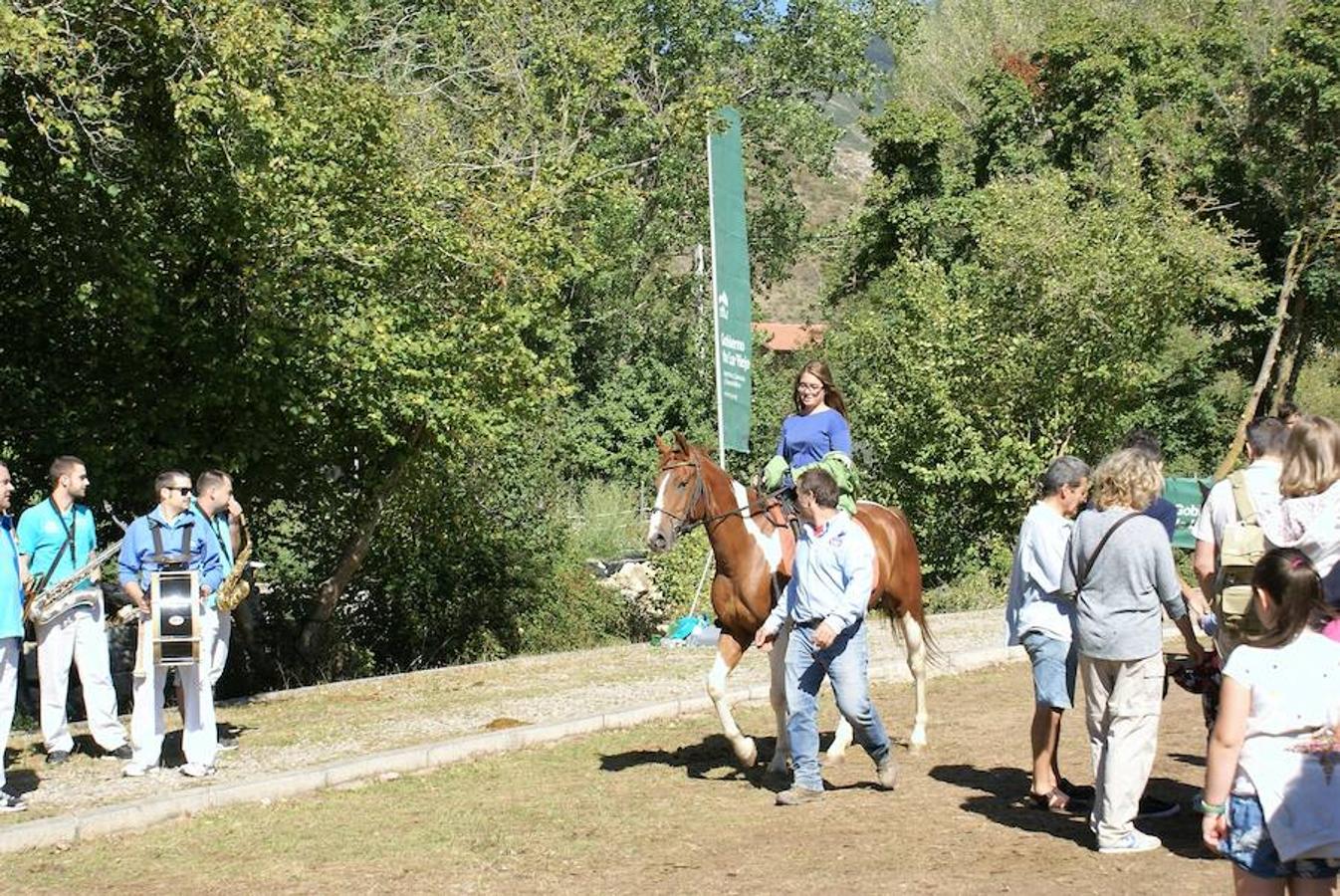 Tradición ganadera en Canales de la Sierra donde ayer se vivió su tradicional feria de ganado. Artesanía y productos de la tierra acompañaron una actividad que pelea por mantener su espacio y conservar el medio