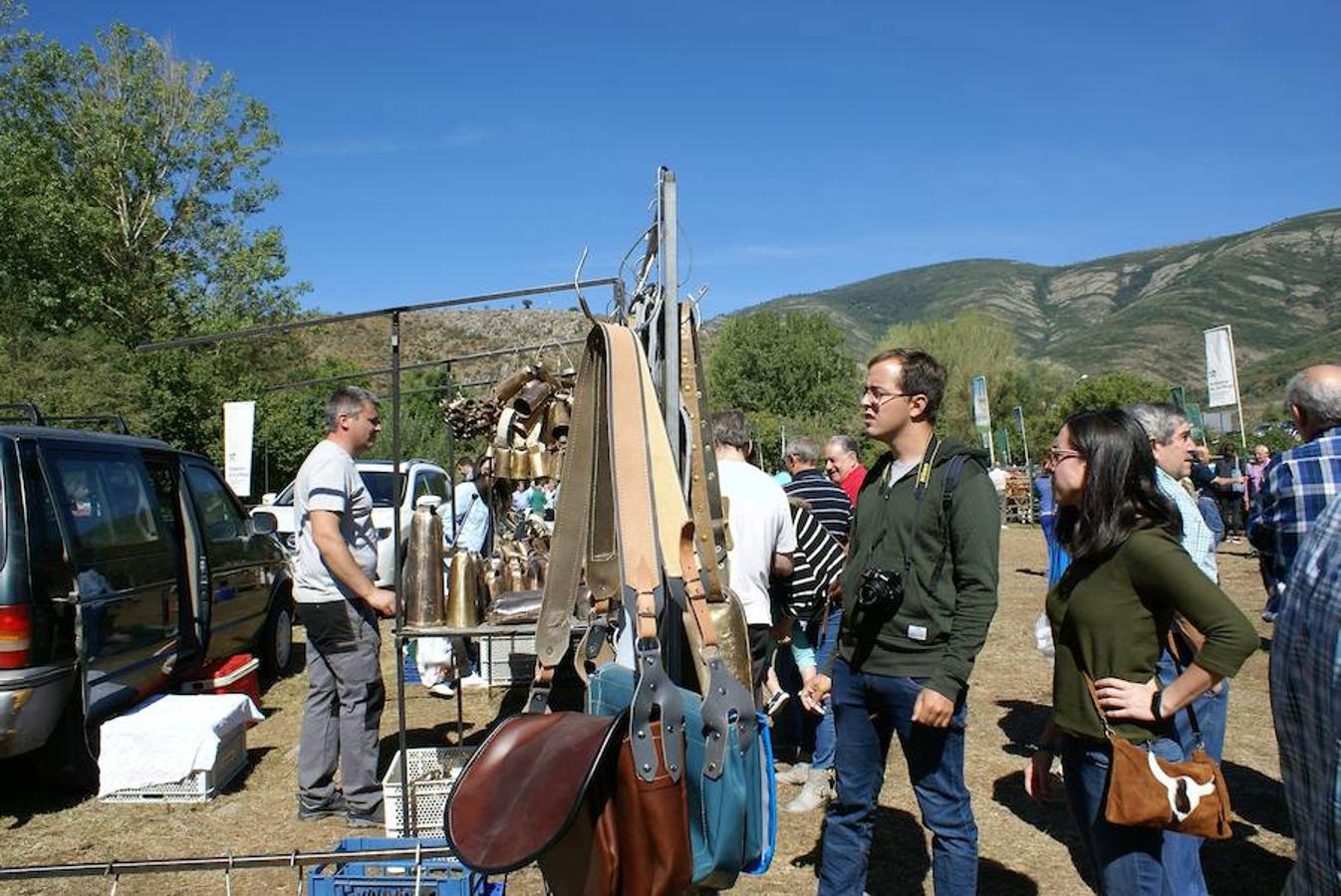 Tradición ganadera en Canales de la Sierra donde ayer se vivió su tradicional feria de ganado. Artesanía y productos de la tierra acompañaron una actividad que pelea por mantener su espacio y conservar el medio