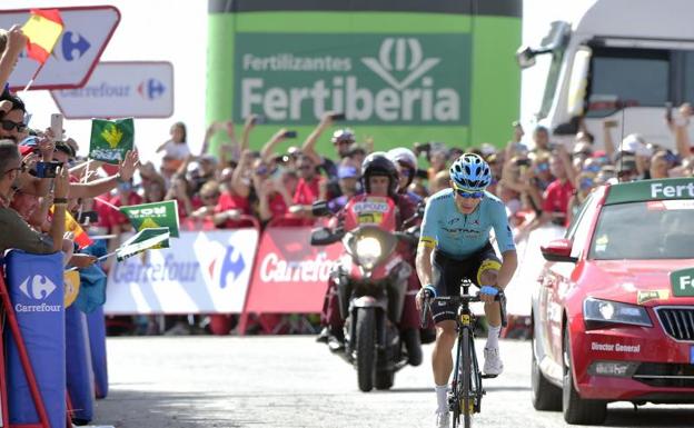 Miguel Ángel López entra en la meta y gana la etapa. 