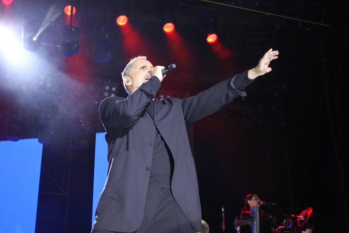 El polifacético artista Miguel Bosé protagonizó anoche un multitudinario concierto en el Arnedo Arena en el que presentó los temas de su nuevo álbum.