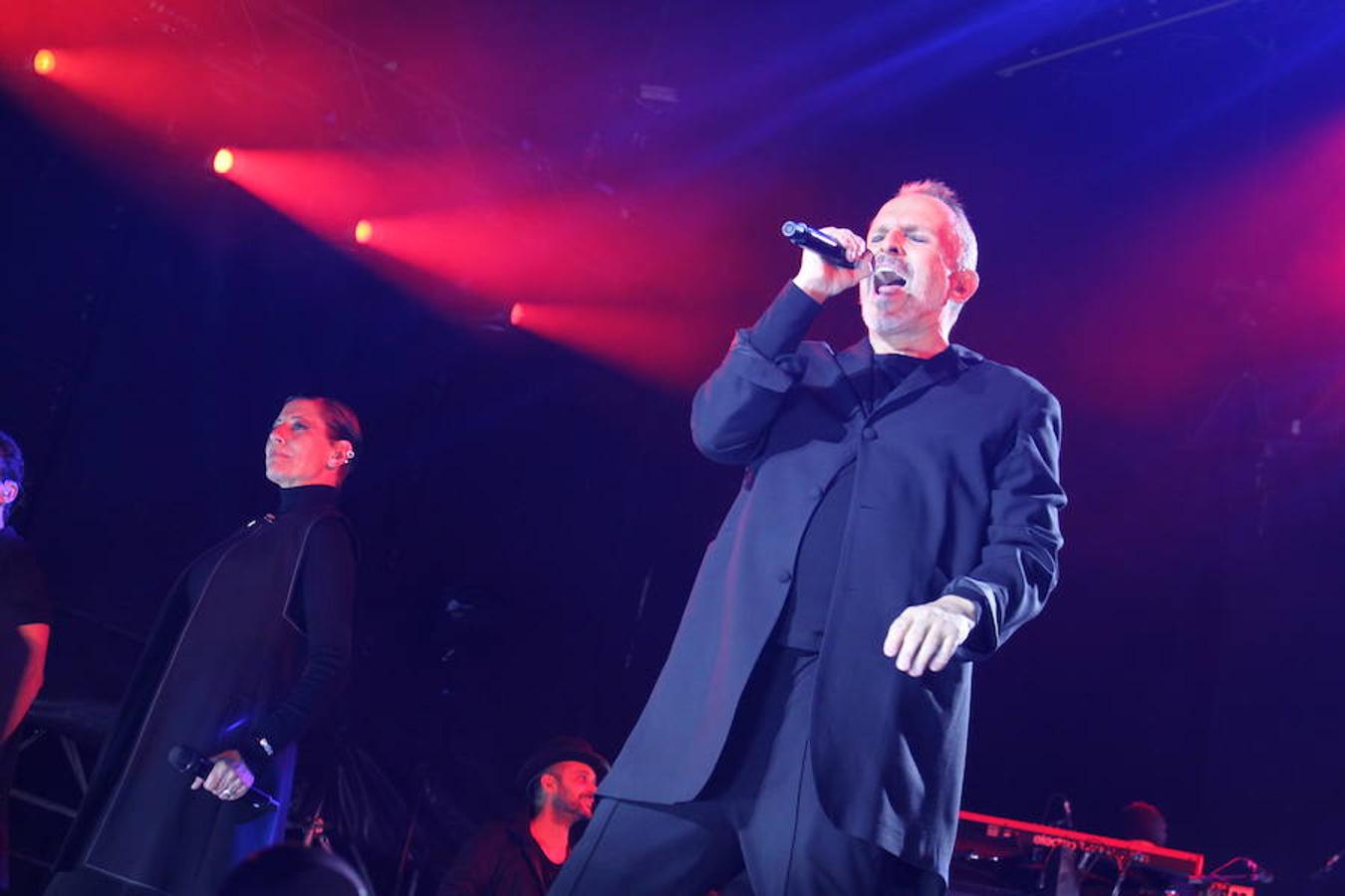 El polifacético artista Miguel Bosé protagonizó anoche un multitudinario concierto en el Arnedo Arena en el que presentó los temas de su nuevo álbum.