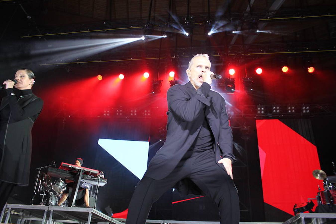 El polifacético artista Miguel Bosé protagonizó anoche un multitudinario concierto en el Arnedo Arena en el que presentó los temas de su nuevo álbum.