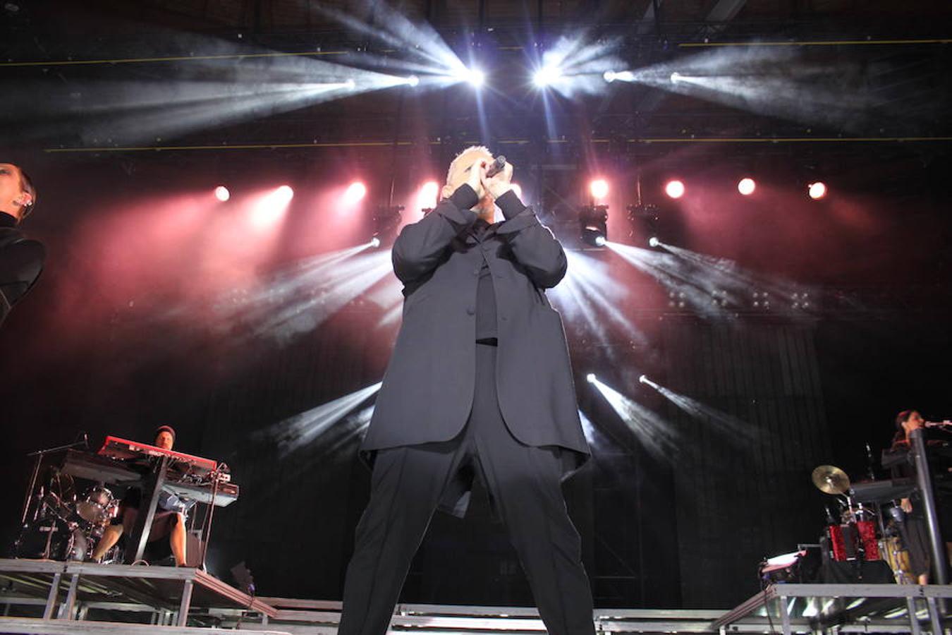 El polifacético artista Miguel Bosé protagonizó anoche un multitudinario concierto en el Arnedo Arena en el que presentó los temas de su nuevo álbum.