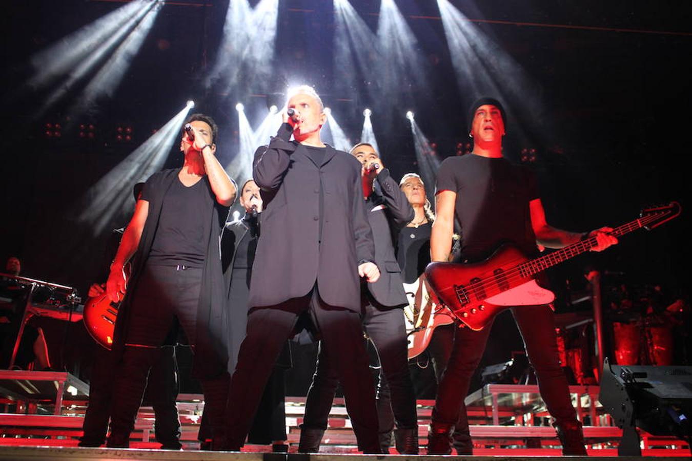 El polifacético artista Miguel Bosé protagonizó anoche un multitudinario concierto en el Arnedo Arena en el que presentó los temas de su nuevo álbum.