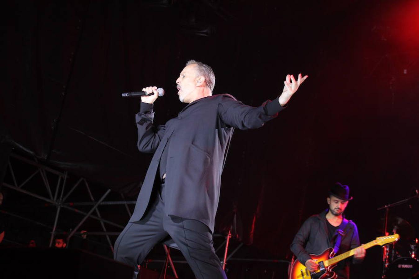 El polifacético artista Miguel Bosé protagonizó anoche un multitudinario concierto en el Arnedo Arena en el que presentó los temas de su nuevo álbum.