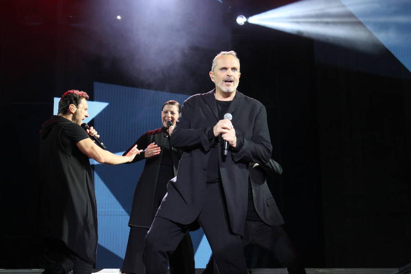 El polifacético artista Miguel Bosé protagonizó anoche un multitudinario concierto en el Arnedo Arena en el que presentó los temas de su nuevo álbum.