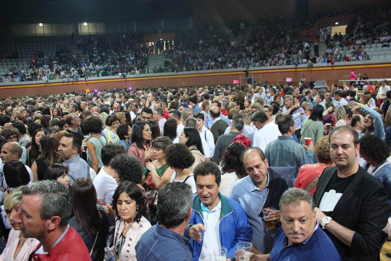 El polifacético artista Miguel Bosé protagonizó anoche un multitudinario concierto en el Arnedo Arena en el que presentó los temas de su nuevo álbum.