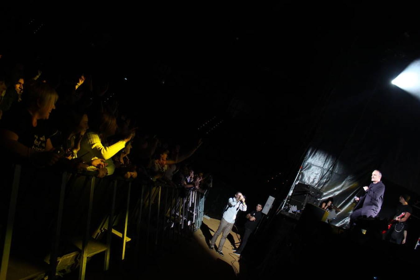 El polifacético artista Miguel Bosé protagonizó anoche un multitudinario concierto en el Arnedo Arena en el que presentó los temas de su nuevo álbum.