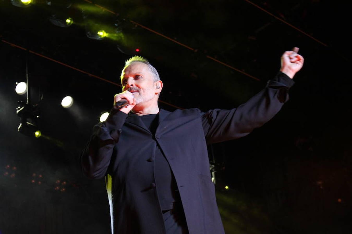 El polifacético artista Miguel Bosé protagonizó anoche un multitudinario concierto en el Arnedo Arena en el que presentó los temas de su nuevo álbum.