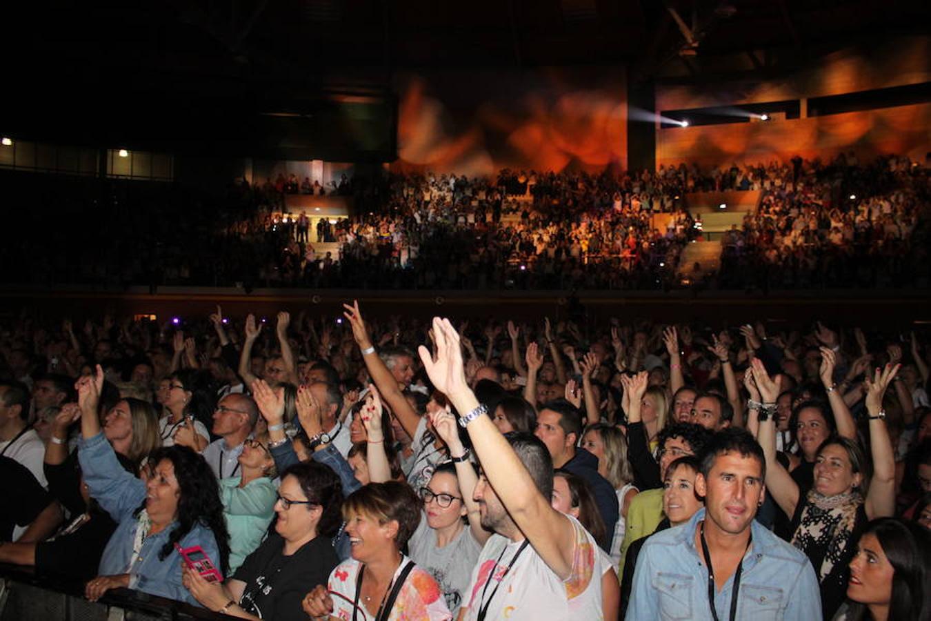 El polifacético artista Miguel Bosé protagonizó anoche un multitudinario concierto en el Arnedo Arena en el que presentó los temas de su nuevo álbum.