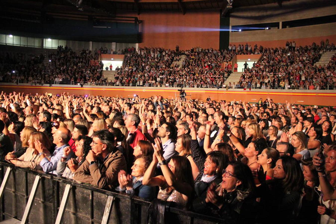 El polifacético artista Miguel Bosé protagonizó anoche un multitudinario concierto en el Arnedo Arena en el que presentó los temas de su nuevo álbum.