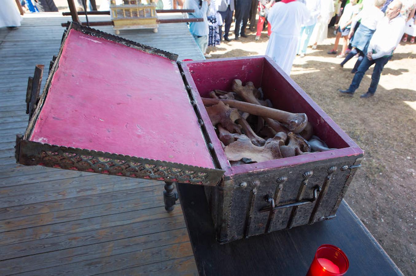 Tradición centenaria y devoción religiosa en la exhibición de las reliquias de San Vitores celebrada en La Riojilla Burgalesa. La localidad de Fresno de Río Tirón (Burgos) abrió el arca y la urna donde descansan los restos de San Vitores, santo venerado en una veintena de pueblos riojanos y burgaleses. 